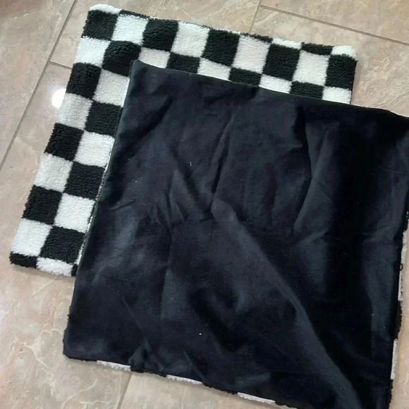 (11) Pillow covers 2  pack - Picture 3 of 3